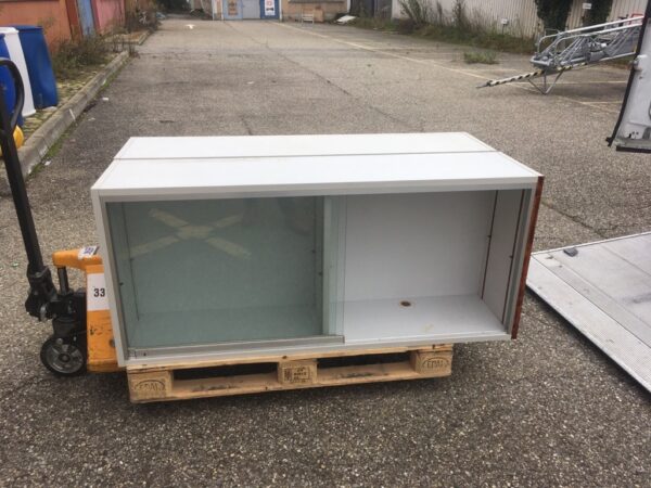 Meuble bas à portes coulissantes