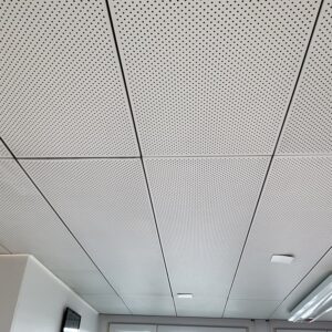 Faux-plafond métallique perforé