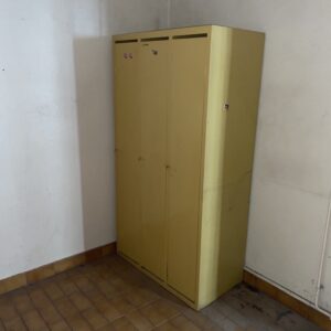 Vestiaires métalliques jaunes