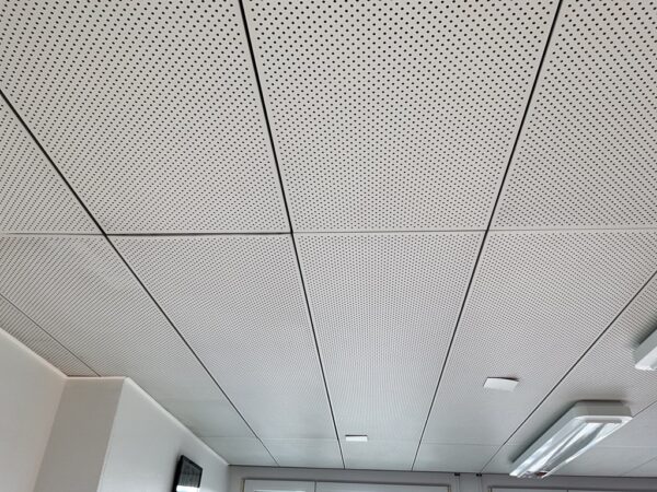 Faux-plafond métallique perforé