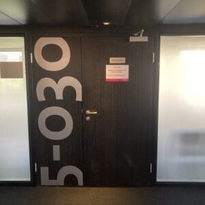 Porte large du système de cloison