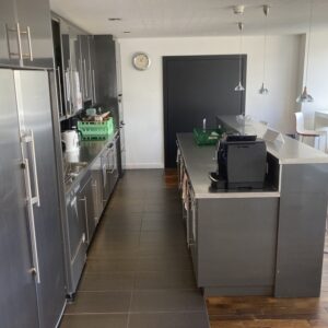 Cuisine récente avec plan de travail inox