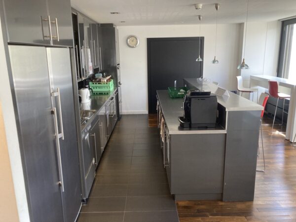Cuisine récente avec plan de travail inox