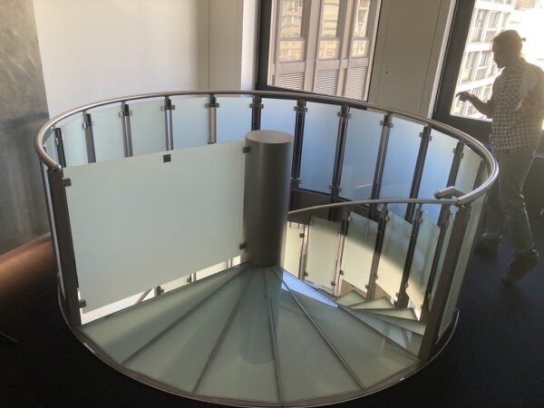 Escalier en colimaçon verre/acier