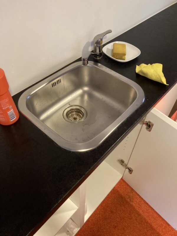 Meuble comptoir étroit avec lavabo – Image 3