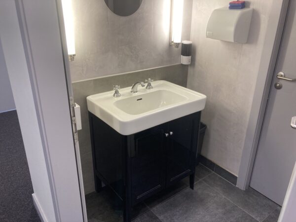 Lavabo avec meuble retro