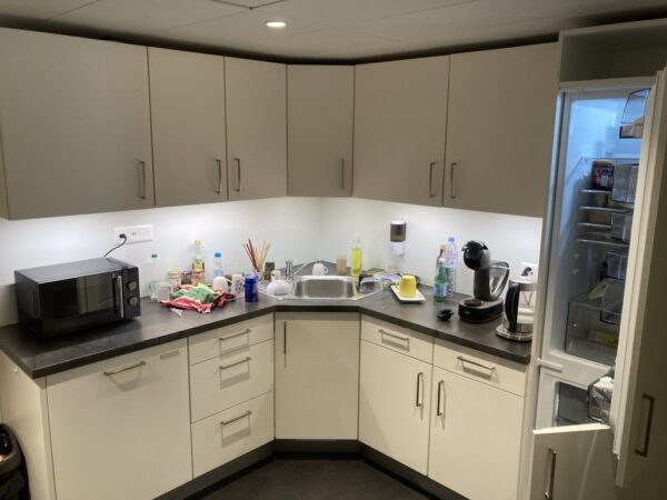 Cuisine de bureau avec frigo AEG