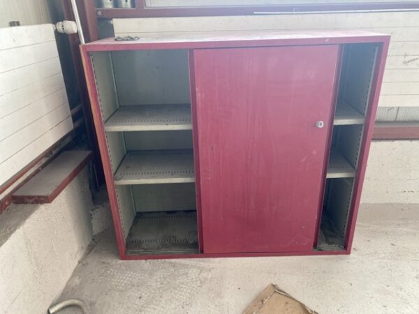 Armoire métallique rouge
