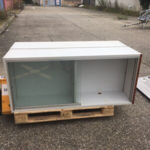 Meuble bas à portes coulissantes