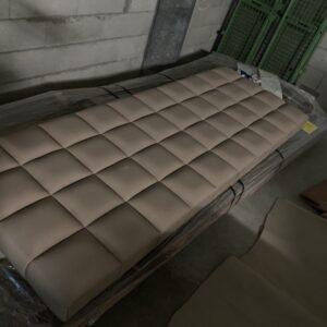 Tête de lit molletonnée en cuir (belle facture)