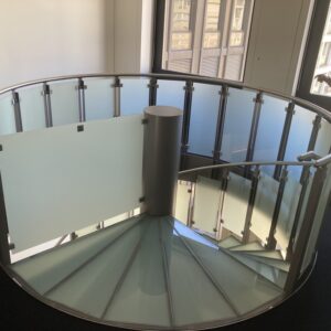Escalier en colimaçon verre/acier