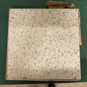 Carrelage blanc tacheté