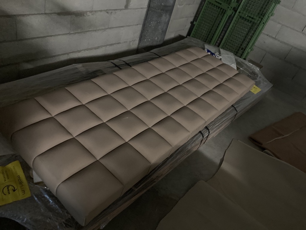 Tête de lit molletonnée en cuir (belle facture)