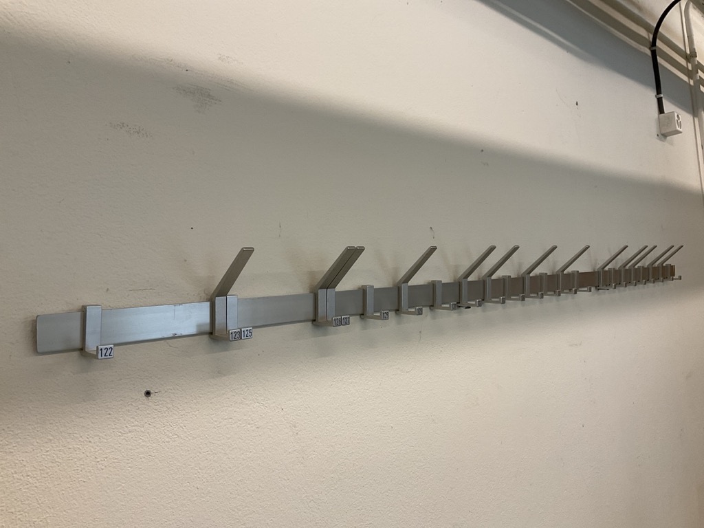 Porte-manteau mural type vestiaire pour écoles, bureaux ou bâtiments publics