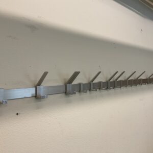 Porte-manteau mural type vestiaire pour écoles, bureaux ou bâtiments publics