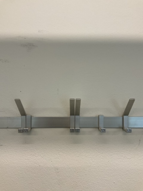 Porte-manteau mural type vestiaire pour écoles, bureaux ou bâtiments publics – Image 2