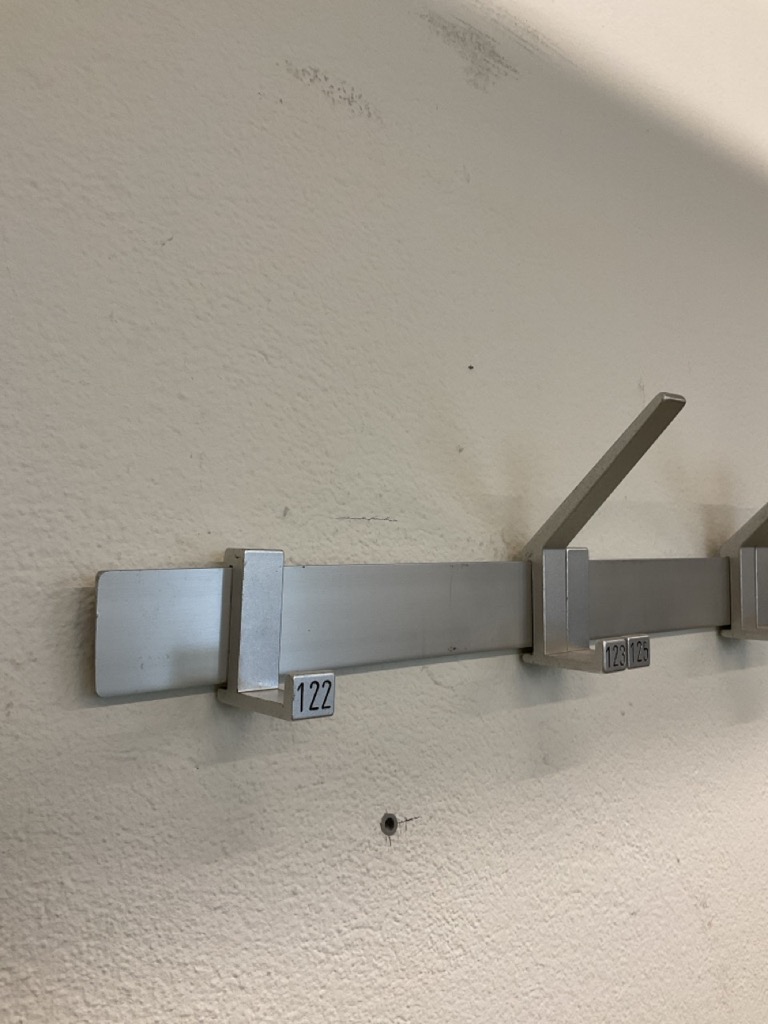 Porte-manteau mural type vestiaire pour écoles, bureaux ou bâtiments publics – Image 3