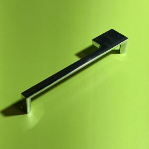 Poignée de meuble finition chromée