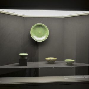 Vitrines triangulaires muséales métalliques