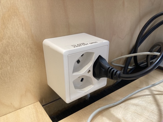 Prise triple en applique suisse