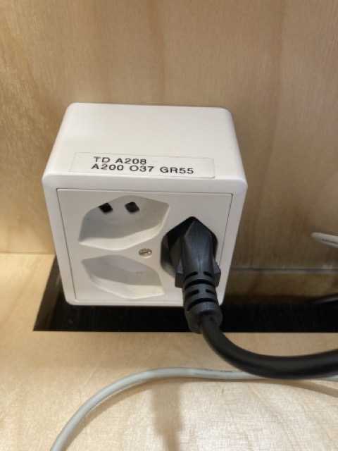 Prise triple en applique suisse – Image 2