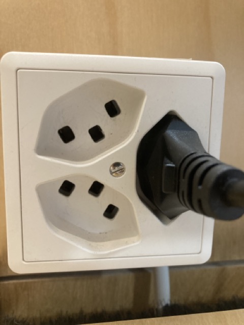 Prise triple en applique suisse – Image 3