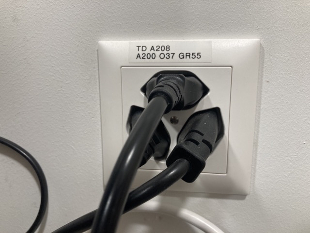 Prise triple encastrée