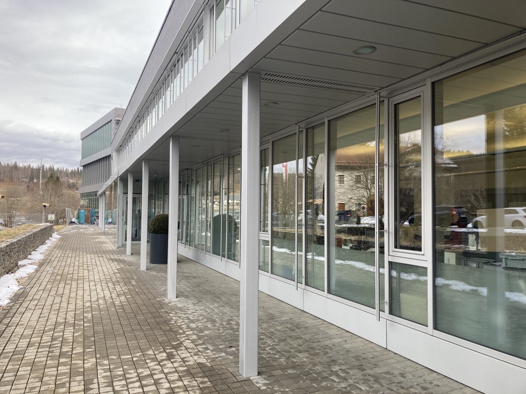 Piliers en acier pour avant-toit