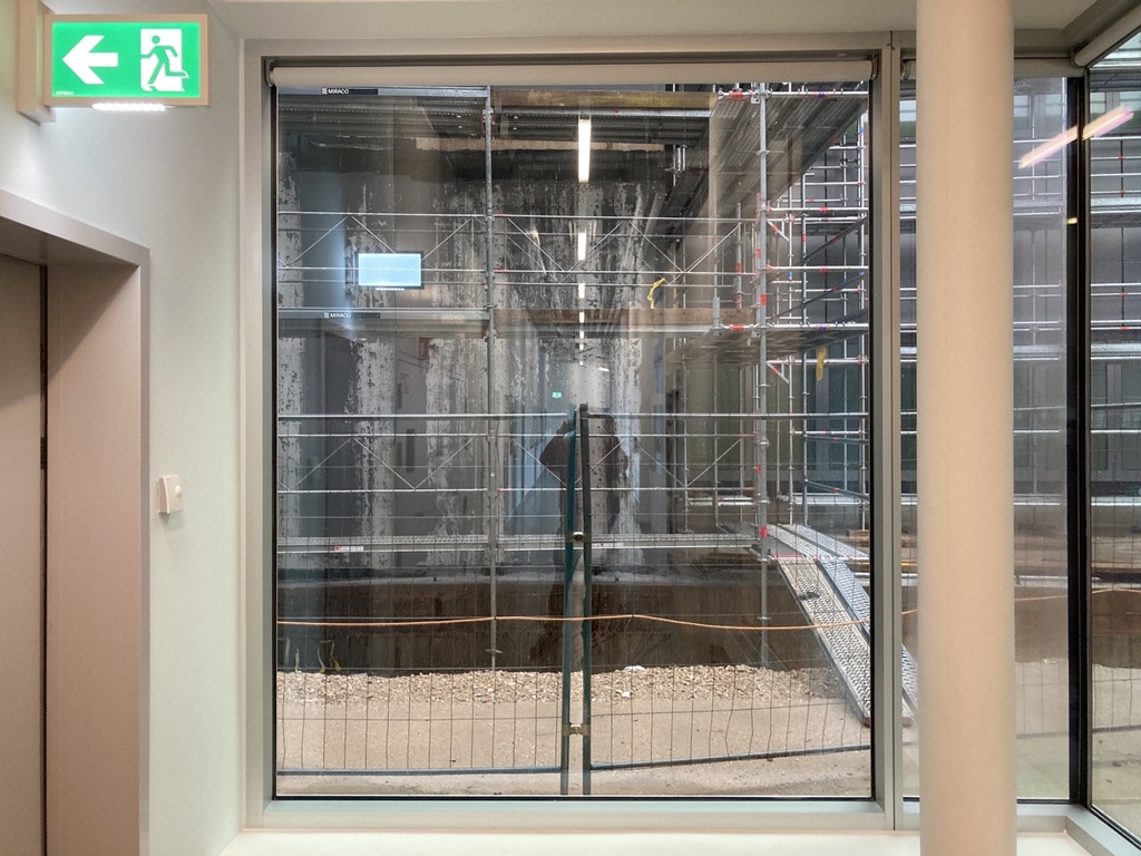 Fenêtre fixe bout couloir