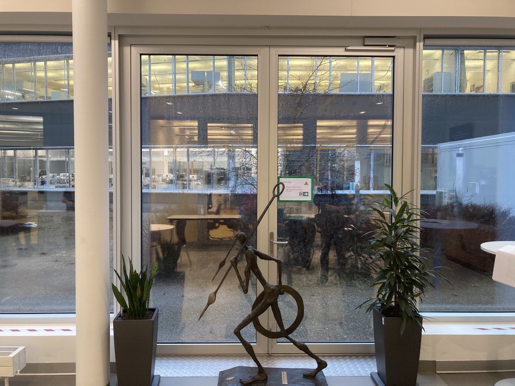 Porte double extérieur grande sur couloir