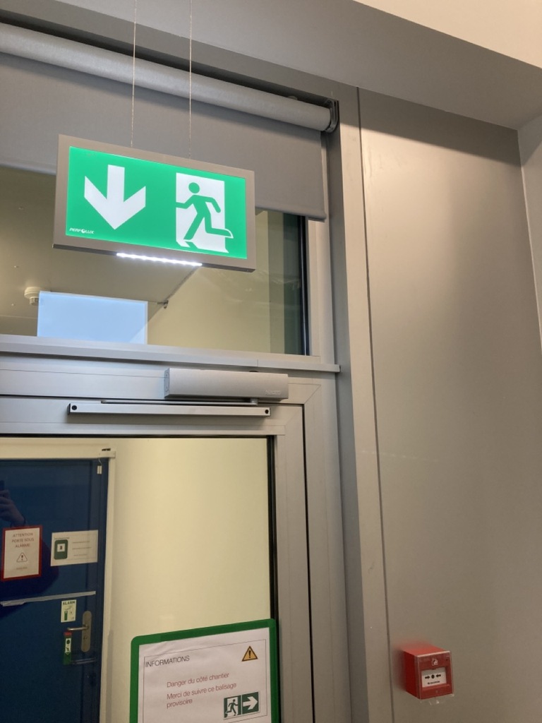 Porte sortie secours vitrée sur extérieur – Image 2