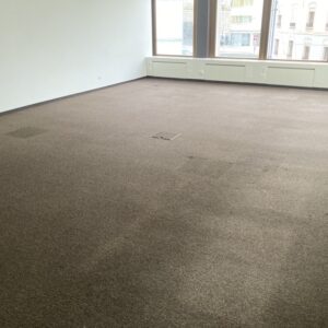 Moquette brune en dalles