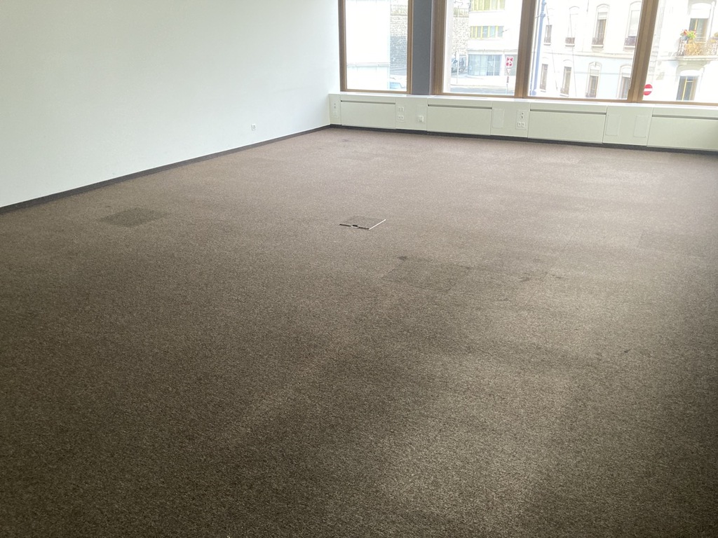 Moquette brune en dalles