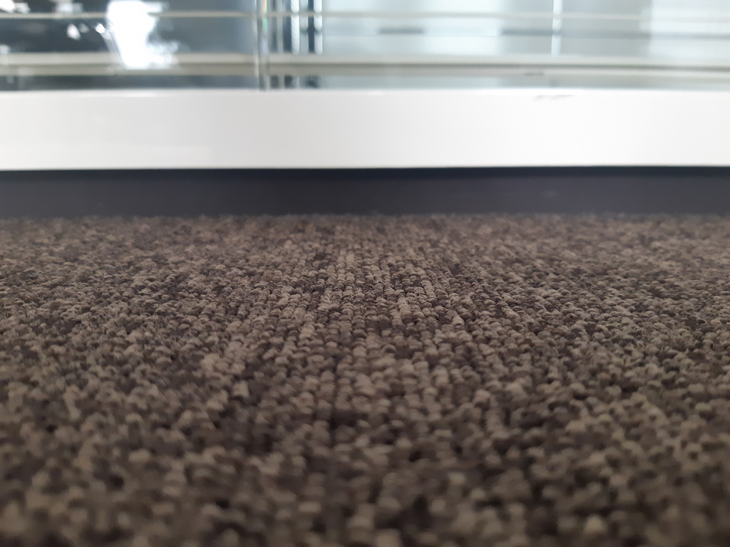 Moquette brune en dalles – Image 2