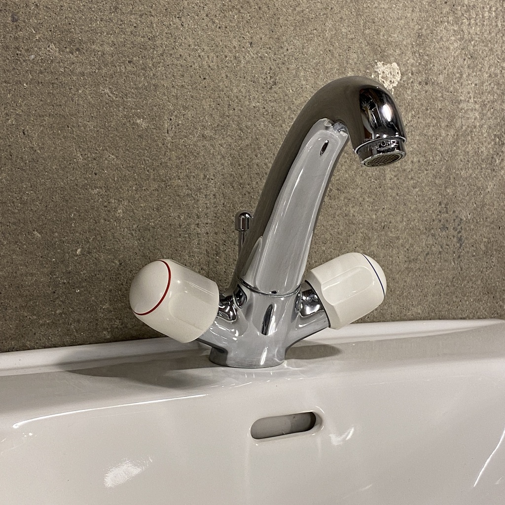 Petit lavabo en céramique avec robinetterie – Image 3