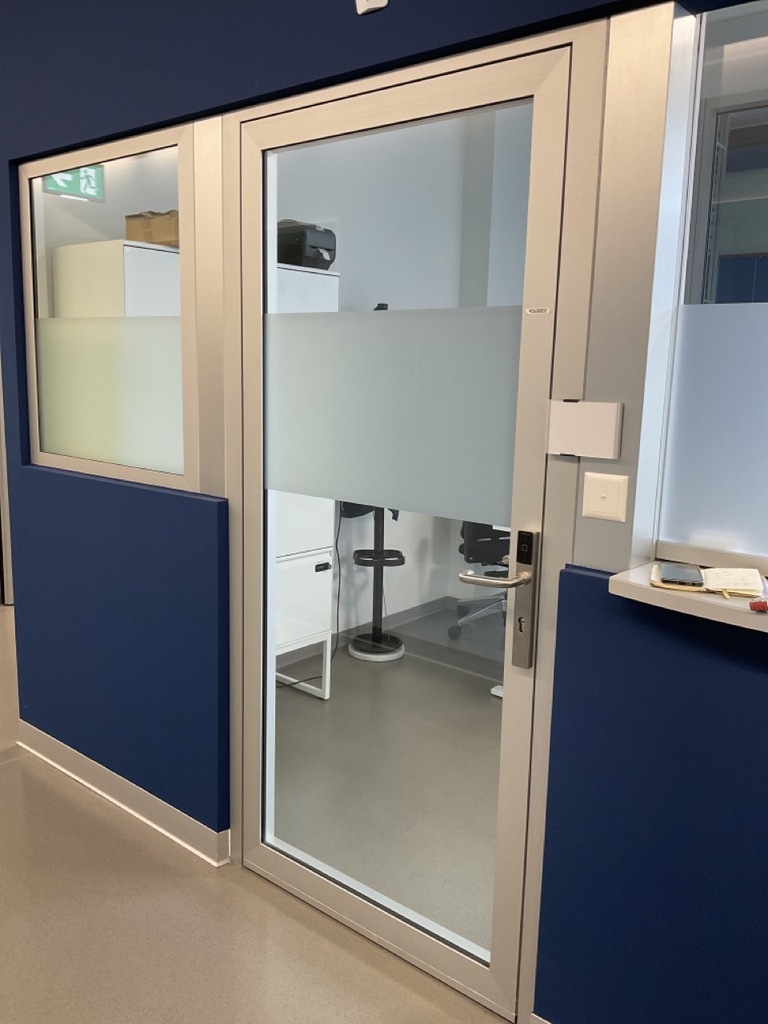 Porte vitrée en aluminium eloxé