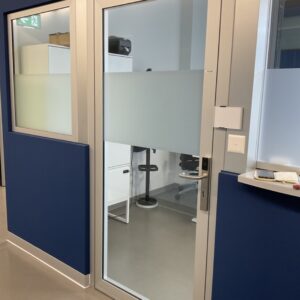 Porte vitrée en aluminium eloxé