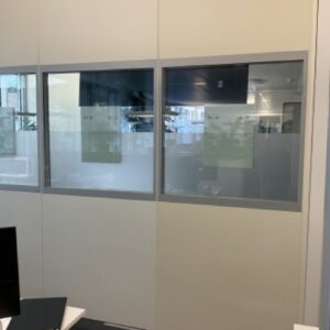 Cloison fixe avec partie vitrée