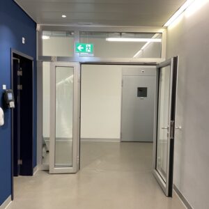 Porte vitrée double avec joue vitrée