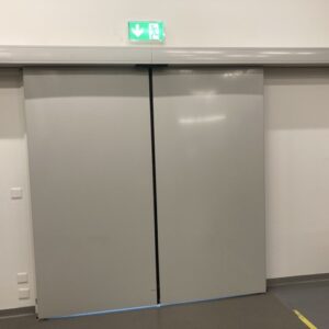 Porte double coulissante à ouverture automatique