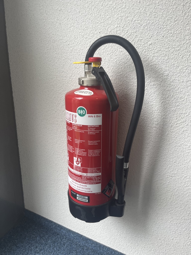 Dispositif de protection incendie (set de 3 extincteurs et 1 enrouleur) – Image 3