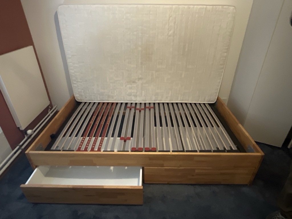 Lit en bois avec rangements