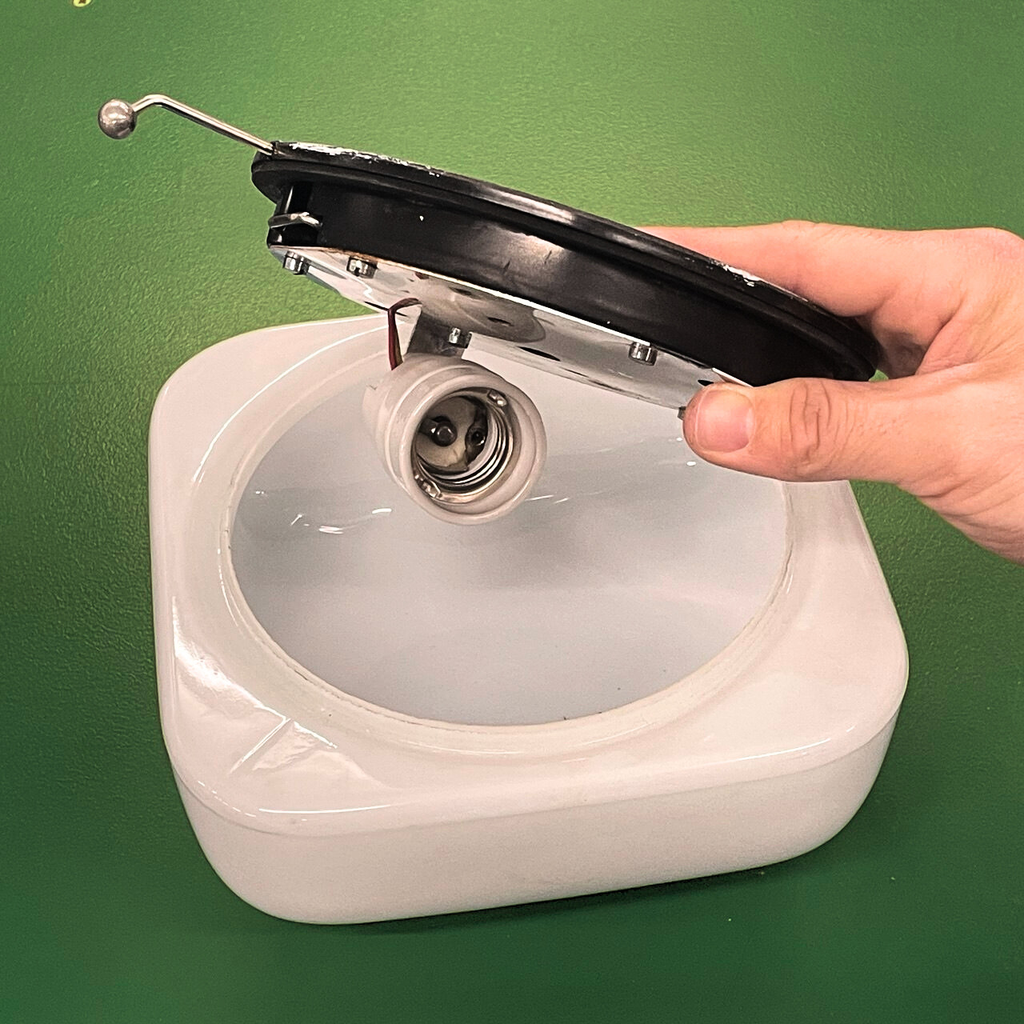 Applique vintage en verre opalin de la marque Regent – Image 2