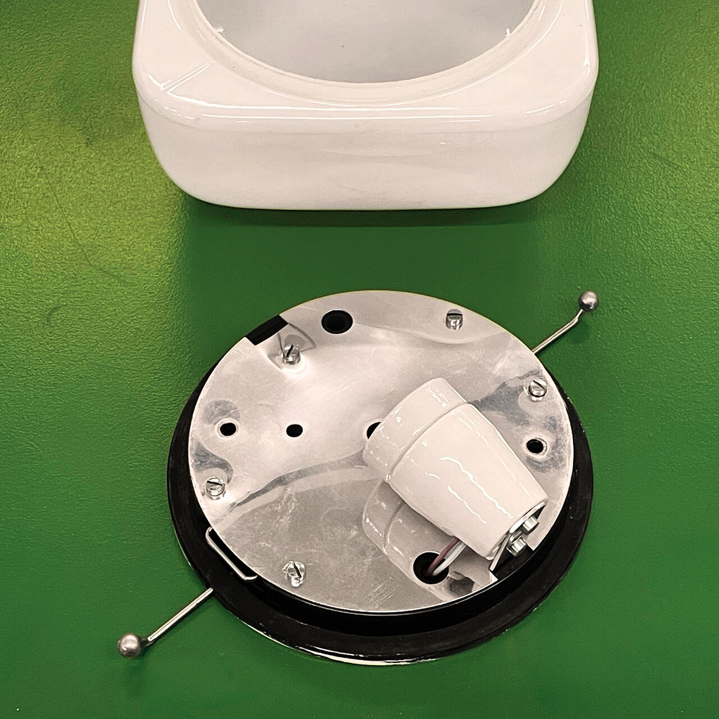 Applique vintage en verre opalin de la marque Regent – Image 3