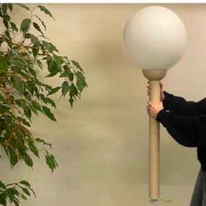 Luminaire Globe en verre opalin sur pied métallique