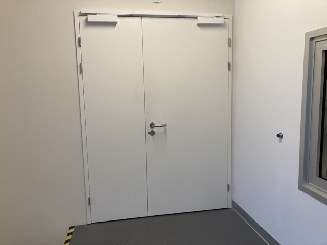 Porte double assymétrique blanche métallique
