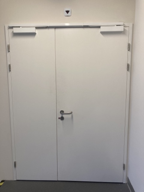 Porte double assymétrique blanche métallique – Image 2
