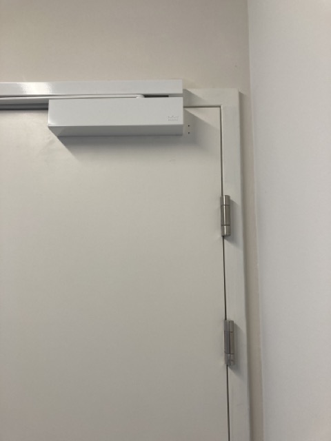 Porte double assymétrique blanche métallique – Image 3