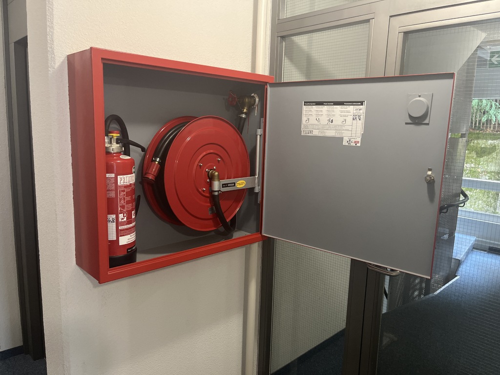 Dispositif de protection incendie (set de 3 extincteurs et 1 enrouleur)