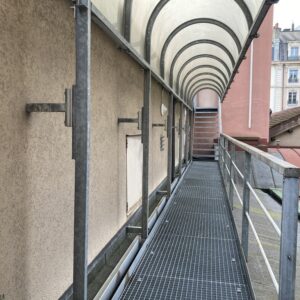 Passerelle et escalier couvert